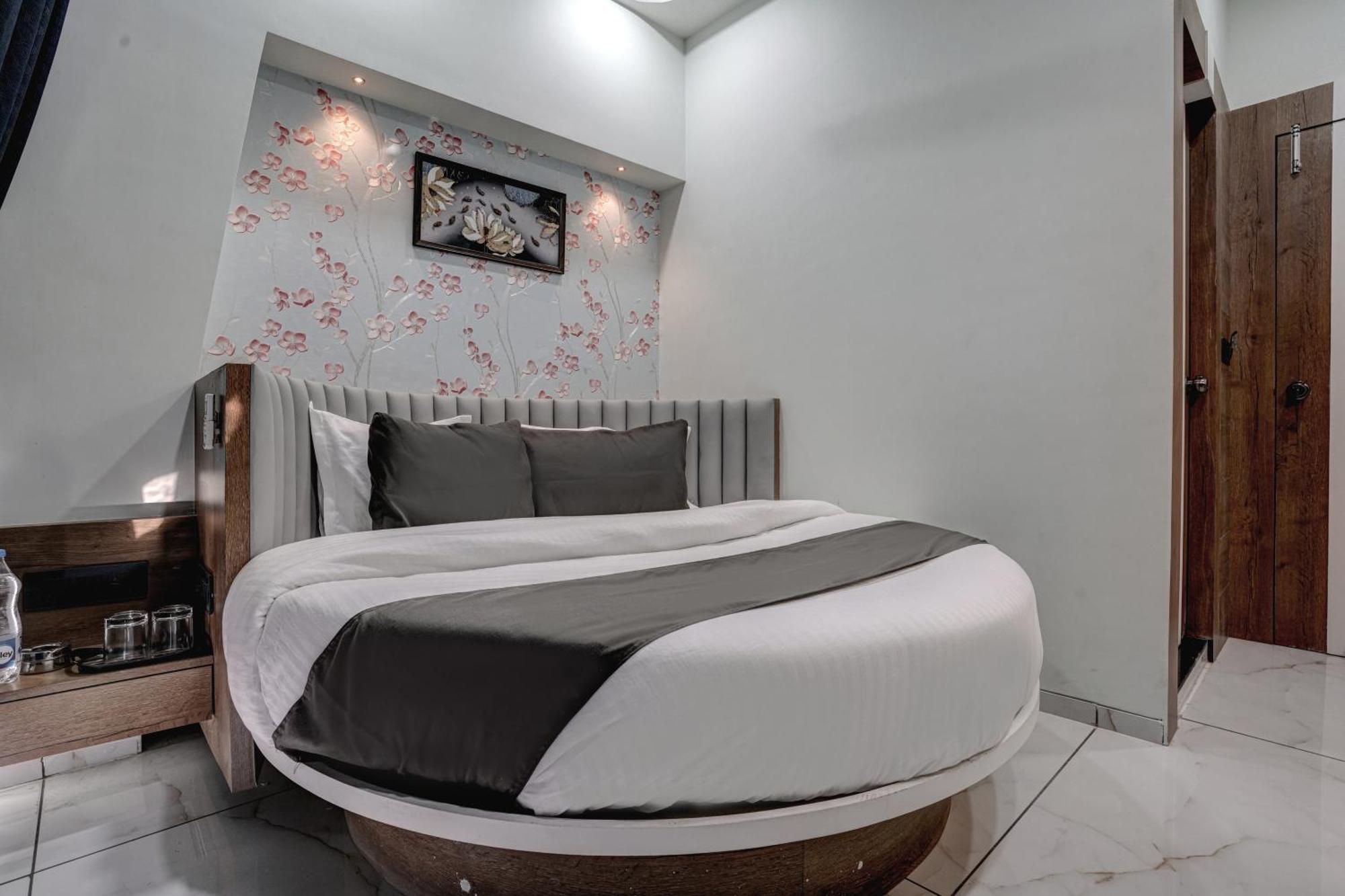 Hotel Paris Plaza Ahmedabad Luaran gambar